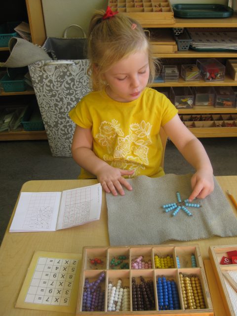 Casa child multiplying with coloured beads