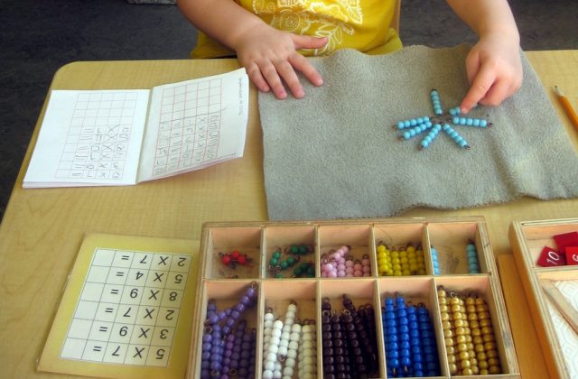 Casa child counting coloured beads