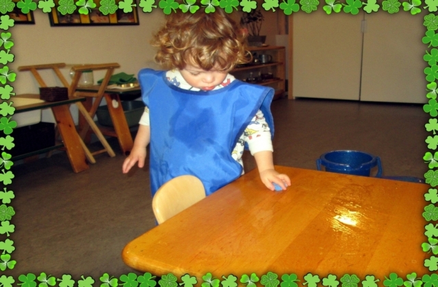 Child under 3 washing a table