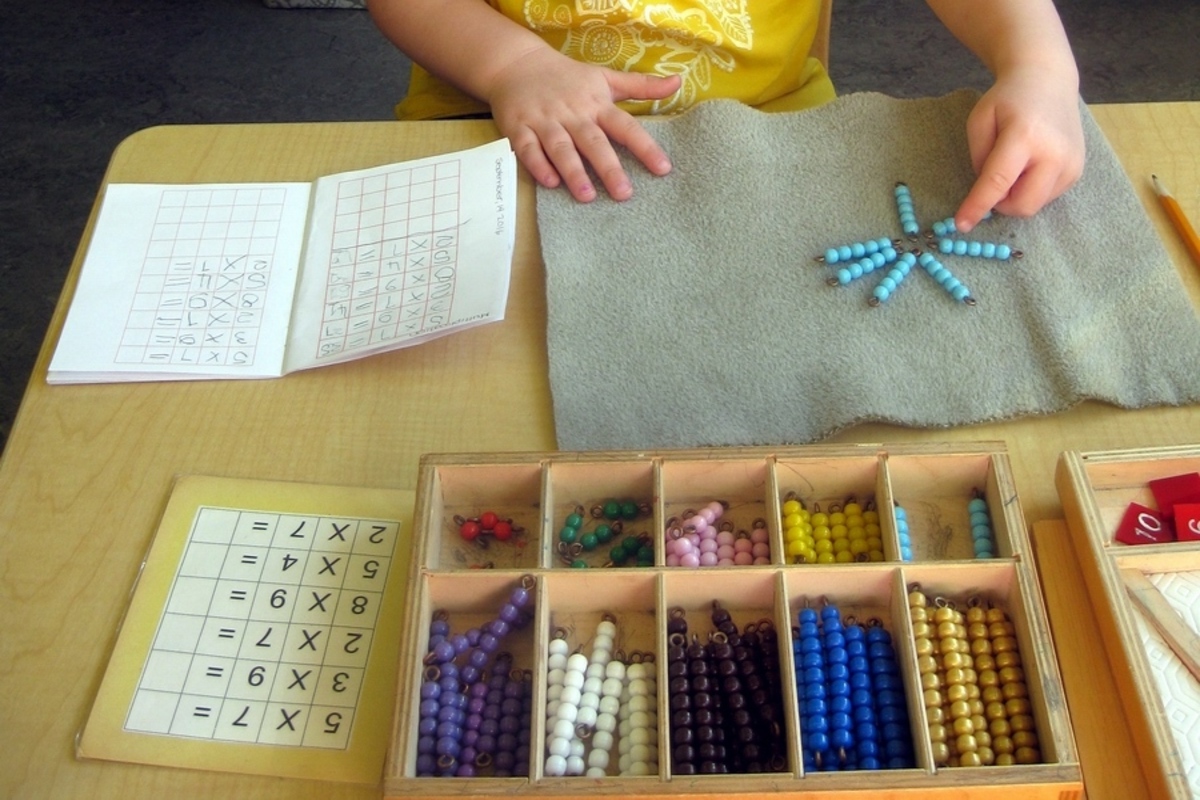 Casa child counting coloured beads